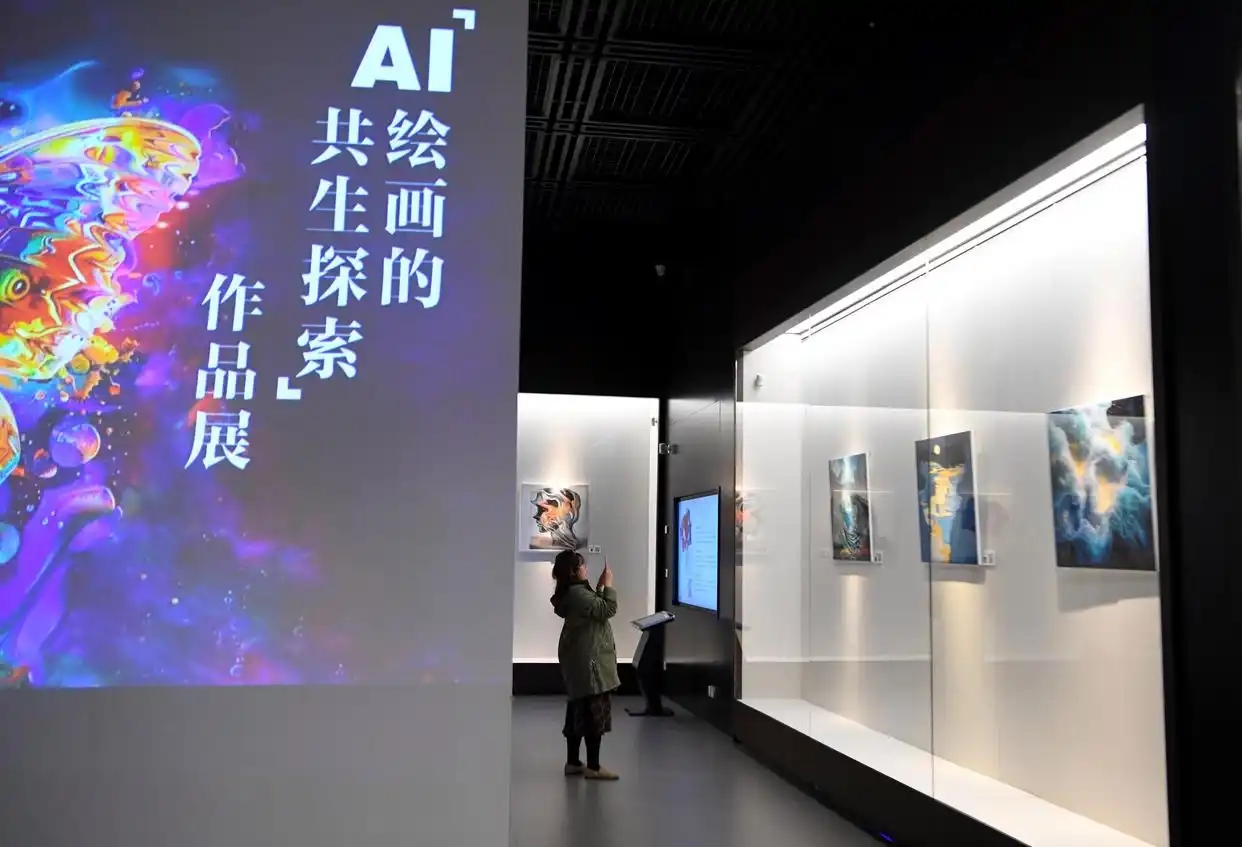 清华大学“AI绘画的共生探索艺术展”郑州启幕